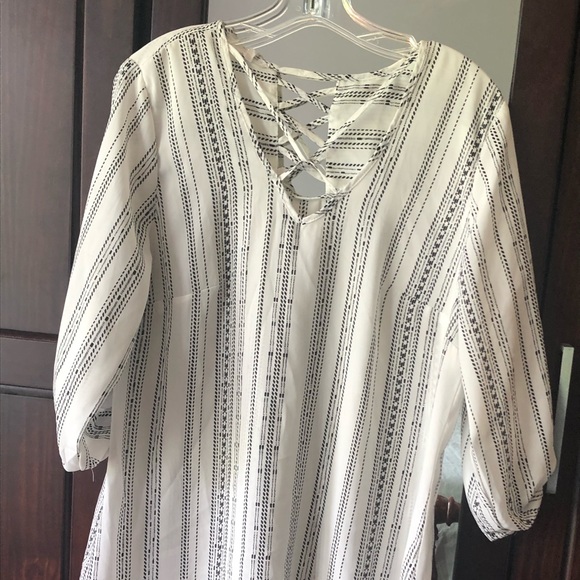 Maurice’s Sz. L Off-white top with black pattern - Picture 1 of 12
